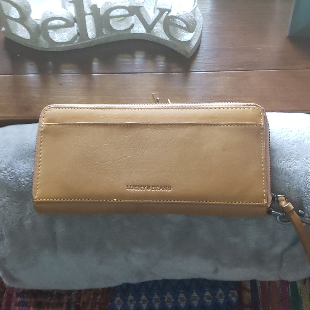 Wristlet wallet Lucy Brand excellent  condition